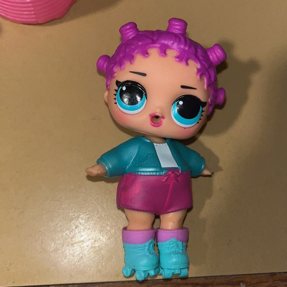 Selling bundle of USED L.O.L surprise dolls, accessories, furniture, and more!